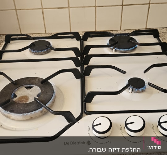 כיריים גז על משטח מטבח עם להבות דולקות